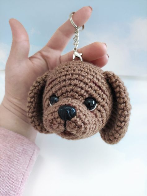 Crochet Dog Pattern Free Amigurumi, Crochet Dog Keychain, Keychain Patterns, Crochet Dreams, Beau Crochet, Diy Crafts Crochet, Crochet Dog Patterns, Crochet Keychain Pattern, Crochet Simple