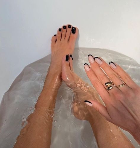 Best Summer Pedicure Colors, Foot Nails Ideas, Feet Nails Ideas, Leg Nails, Black Pedicure, Summer Pedicure Colors, Black Toe Nails, Summer Pedicure, Pedicure Colors