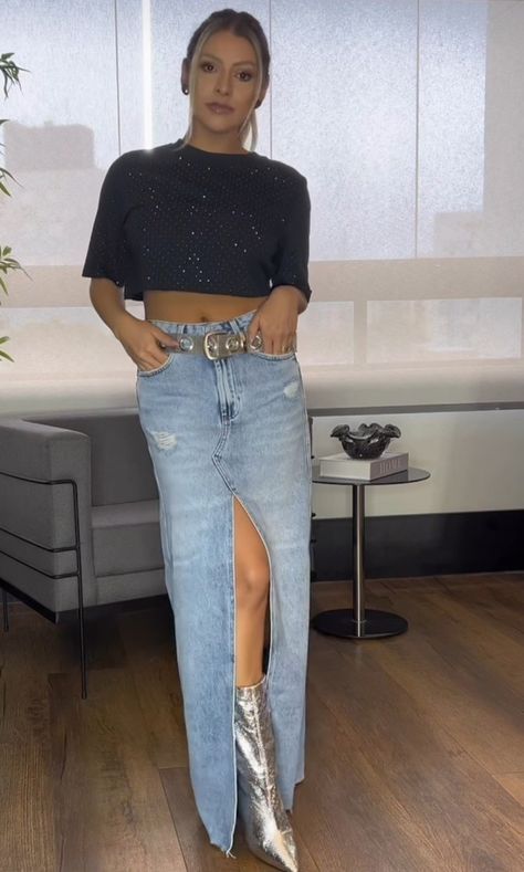 Outfits Azul, Denim Skirt Outfit Summer, Cowgirl Boots Outfit, Outfits Con Jeans, Chic Fashionista, Silver Boots, Midi Jeans, Looks Country, Denim Skirt Outfits