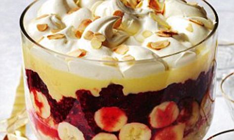 Delia Smith's knockout Boxing Day recipes: Traditional English trifle Traditional Trifle, Traditional English Trifle, Boxing Day Food, Trifle Bowl Recipes, English Trifle, British Pudding, Fruit Trifle, Delia Smith, Trifle Pudding