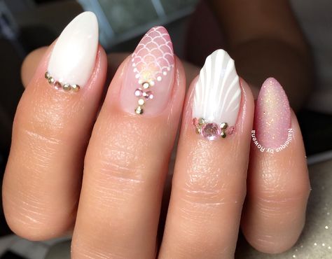 Shell Mermaid nails Pirate Nails, Nails Mermaid, Shell Nails, Pink Pirate, Shell Mermaid, Coquette Nails, Natural Nail Art, Mermaid Nails, S Nails