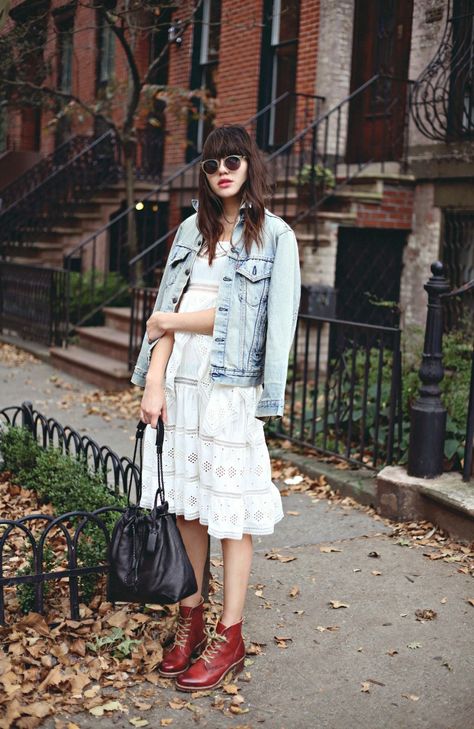 denim jacket with white dress and combat boots Frye Sabrina Lace Up Outfit, Laced Boots Outfit, Doc Boots, White Lace Up Boots, Rocker Fashion, Natalie Off Duty, Nyc Model, Red Denim, Winter To Spring