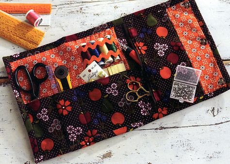 Sewing Kit Organizer, Largesse Ideas, Portable Sewing Kit, Sewing Kit Bag, Sewing Kit Pattern, Travel Sewing Kit, Sewing Case, Travel Sewing, Needle Books