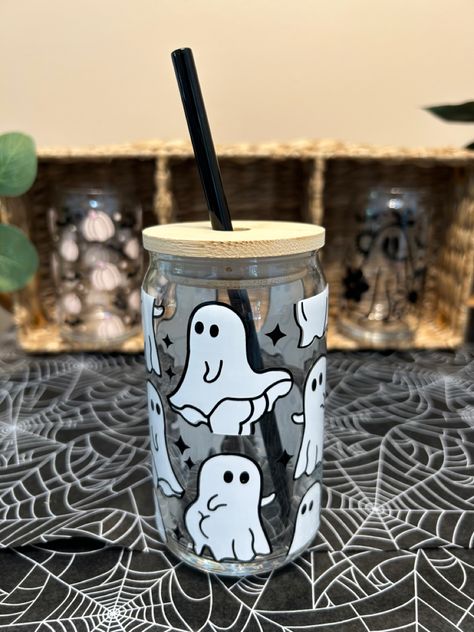 Halloween Cups Vinyl, Halloween Glass Cups, Halloween Cup Ideas, Fall Town, Aesthetic Cups, Ghost Cup, Cricut Cups, Coffee Cups Diy, Sublimacion Ideas