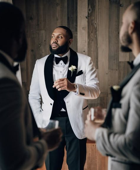 Wedding Poses For Groomsmen, Wedding Picture Ideas Black People, Wedding Day Shots Photo Ideas, Groomsmen Photoshoot Ideas, Wedding Photography Bride And Groom, Black Groom, Wedding Reception Pictures, Bride And Groomsmen Pictures, Wedding Photo Shots