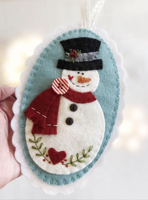 Diy Snowman Ornaments, Felt Ornaments Patterns, Felt Snowman, Felt Crafts Christmas, Christmas Felt, Christmas Tree Decorations Diy, Felt Christmas Decorations, Felt Christmas Tree, Snowman Ornament