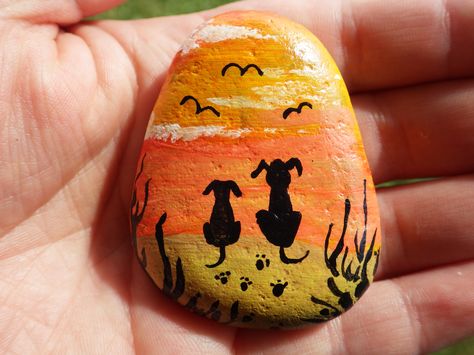 Hand painted rock art of a couple of dogs on the beach, birdwatching in the sunset. Painted Rock Art, Painted Rock Animals, Rock Painting Ideas, Stone Art Painting, Dog Rocks, Painted Rocks Craft, Animals Dogs, Painted Rocks Diy, Rock Painting Ideas Easy