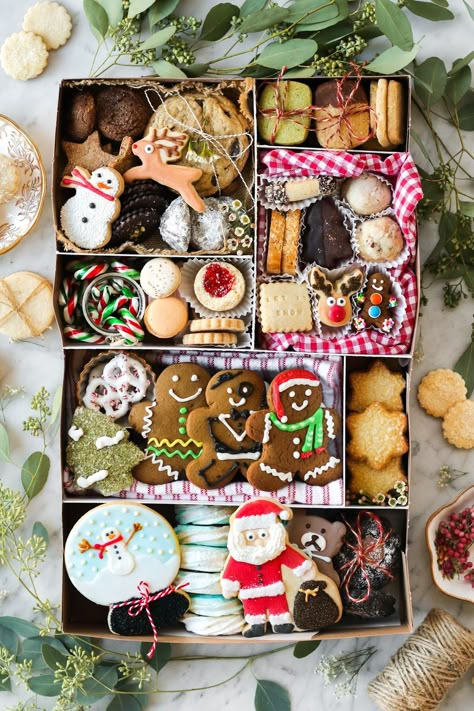 Christmas Cookie Boxes, Christmas Cookie Box, Christmas Gift Baskets Diy, Christmas Treats Boxes, Christmas Cookies Gift, Cookie Gift Box, Cookies Gift, Cookie Boxes, Christmas Food Gifts