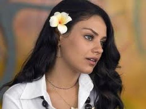 How to Make Floral Hair Clips, Hair Flowers similar to Mila Kunis DIY, via YouTube. Hawaii Hair, Hawaiian Flower Hair, Hawaiian Hairstyles, Hair Clip Hairstyles, Hair Clips Diy, Lustrous Hair, Floral Hair Clip, Clip Hairstyles, Mila Kunis