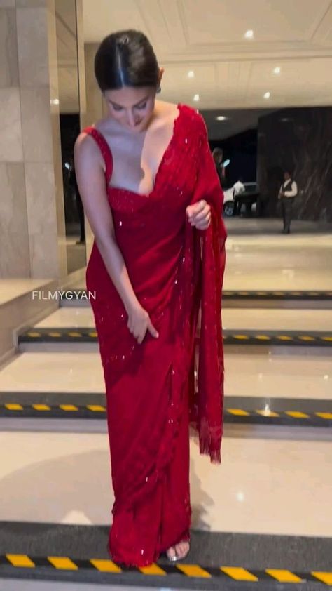 Red Designer Saree, Saree Wearing Styles, Sarees For Girls, Simple Saree Designs, Most Paused Movie Scenes, Fashionable Saree Blouse Designs, Fancy Sarees Party Wear, Traditional Indian Dress, Indian Saree Blouses Designs