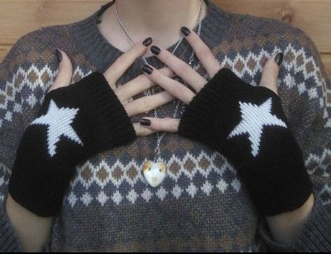 Fingerless Gloves Aesthetic, Stars Crochet, Gloves Aesthetic, Glove Pattern, Star Clothing, Crochet Fingerless Gloves, Crochet Gloves, Fashion Y2k, Five Pointed Star