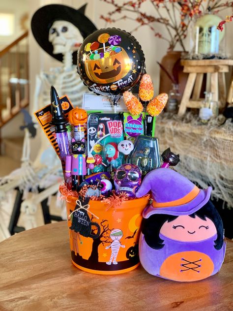 Halloween 2022 Spooky Basket For Men, Boo Basket Ideas For Best Friend, Halloween Boo Basket Ideas, Basket For Men, Halloween Treat Baskets, Man Home Decor, Halloween Boo Basket, Boo Basket Ideas, Tradition Ideas