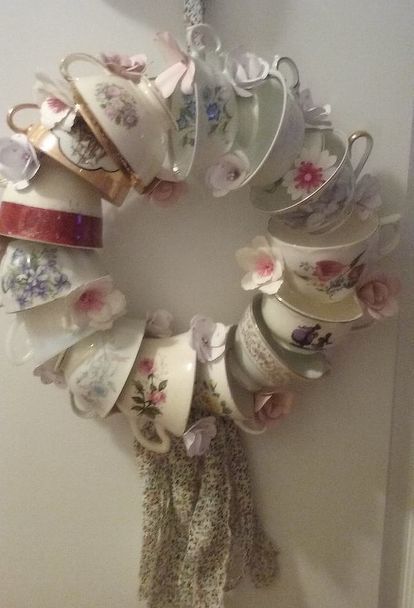 tea totaler wreath Teacup Wreath, Cup Wreath, Teacup Crafts, Coffee Filter Crafts, Pink China, Estilo Shabby Chic, Tea Cups And Saucers, Tea Diy, Thrift Store Crafts