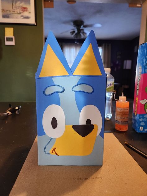 Bluey Valentines Box Ideas, Easy Valentines Day Boxes, Bluey Diy, Toddler Holiday Crafts, Bluey Valentines, Bluey Costume, Diy Bluey, Bluey Party Decorations, Funny Gift Cards