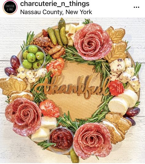 Thanksgiving Charcuterie Wreath, Thanksgiving Chatcurie Board Ideas, Charcuterie Wreath Board, Chauterrie Boards, Thanksgiving Grazing Board, Friendsgiving Charcuterie Board, Fall Charcuterie Board Ideas, Fall Charcuterie Board, Thanksgiving Charcuterie