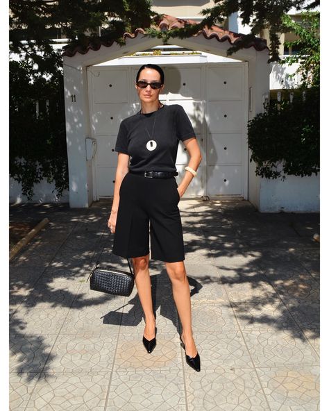 Mid rise bermuda shorts ♣️ all black everything kind of outfit #blackoutfit #womenoutfit #styleblogger Long Black Shorts Outfit, Shorts Office Outfit, Black Long Shorts, Black Shorts Outfit, Black Everything, White Trousers, Office Outfit, All Black Everything, August 10