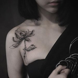 Tattoo Lotus Flower, Abstract Flower Tattoos, Tatuaje Cover Up, Black Flowers Tattoo, Tattoo Lotus, Tattoos For Women Flowers, Shoulder Tattoos For Women, Book Tattoo, Spine Tattoos