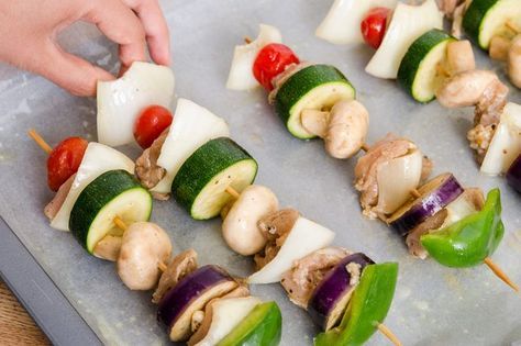 How to Cook Kabobs in a Conventional Oven (plus marinate the meat & veggies together) Shush Kabobs, Toaster Oven Recipes, Cooking Fails, Vegetable Kabobs, Oven Vegetables, Grilling Kabobs, Weekend Dinner, Chicken Kabobs, Conventional Oven