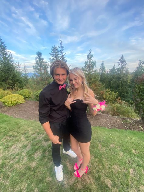 Homecoming Dresses Matching Date, Hoco Black Couple, Black And Blue Hoco Couple, Hoco Date Outfits, Black And Pink Hoco Couple Outfits, Pink And Black Hoco Couple, Black And White Hoco Couple, Black Couples Homecoming Outfits, Hoco Aesthetic Couple