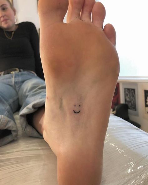 Tattoo Pequeños Mujer, Smiley Face Tattoo, Shape Tattoo, Cat Tattoos, Disney Tattoo, Cute Tiny Tattoos, Tattoo Girls, Tiny Tattoo, Poke Tattoo