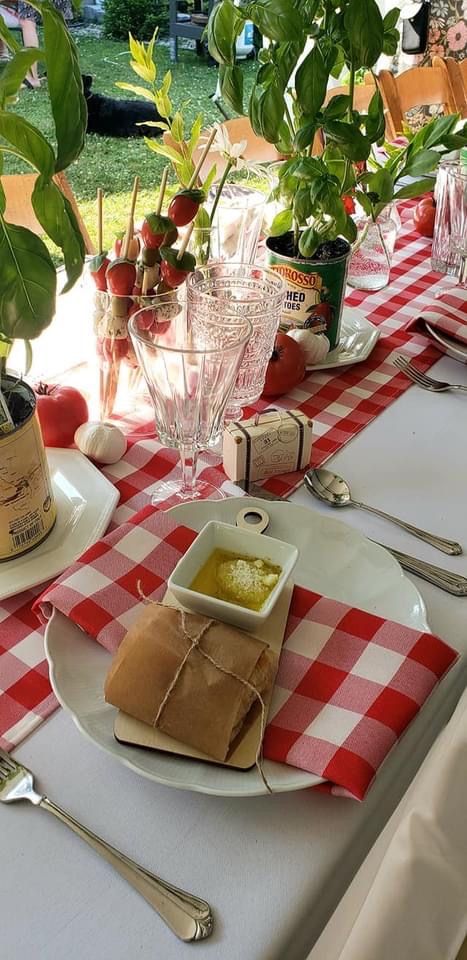 Italian Theme Dinner Party Table Settings, Italian Theme Garden Party, Italian Theme Party Food, Italian Themed Table Setting, Italian Theme Table Decor, Italian Theme Table Setting, Italian Table Decorations Dinner Parties, Italian Themed Tablescape, Italian Bistro Theme Party