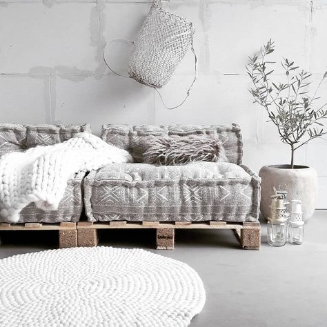 Oh zo happy met mijn nieuwe extra chill plek van @lanterfant_eu super toch?! Boho chique met stoere details en het hele jaar een vakantie… Bedframe Diy, Pallet Bank, Diy Pallet Sofa, Chill Room, Pallet Couch, Pallet Sofa, Cosy Living, Diy Bed Frame, Modular Furniture