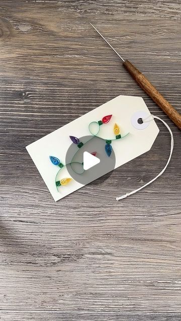 Paper Christmas Lights, Paper Quilling For Beginners, Quilling Christmas, Quilling Paper, Paper Christmas, Quilling Designs, Paper Quilling, Christmas Gift Tags, Christmas Tag