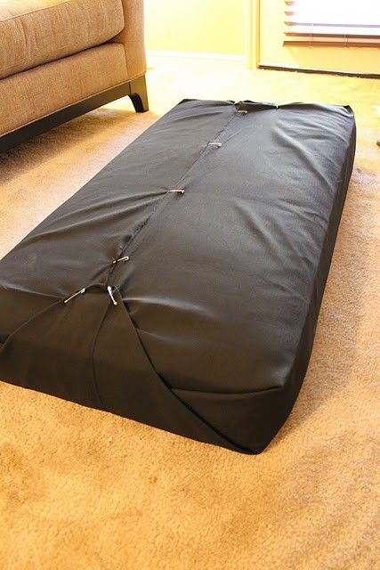 Upholster a twin mattress to use as a cushion by wrapping it in fabric like a present and then pinning. Use with pallet couch. Or dog bed. Diy Mattress, Diy Pallet Couch, Pallet Bench, Pallet Couch, Diy Couch, Pallet Outdoor, Diy Sofa, Twin Mattress, A Present