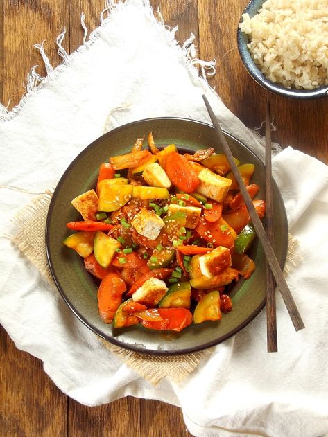 Tofu, Veggie and Kimchi Stir-Fry - Connoisseurus Veg Kimchi Stir Fry, Fried Kimchi, Spicy Kimchi, Sweet Carrots, Healthy Vegan Dinner, Vegan Recipes Plant Based, Vegan Recipes Beginner, Tofu Stir Fry, Vegan Recipes Videos