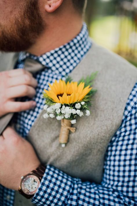 Sunflower Boutonniere, Sunflower Wedding Decorations, Rustic Sunflower Wedding, Barn Wedding Inspiration, Rustic Boutonniere, Sunflower Wedding Bouquet, Sunflower Themed Wedding, Ny Wedding, Future Wedding Ideas