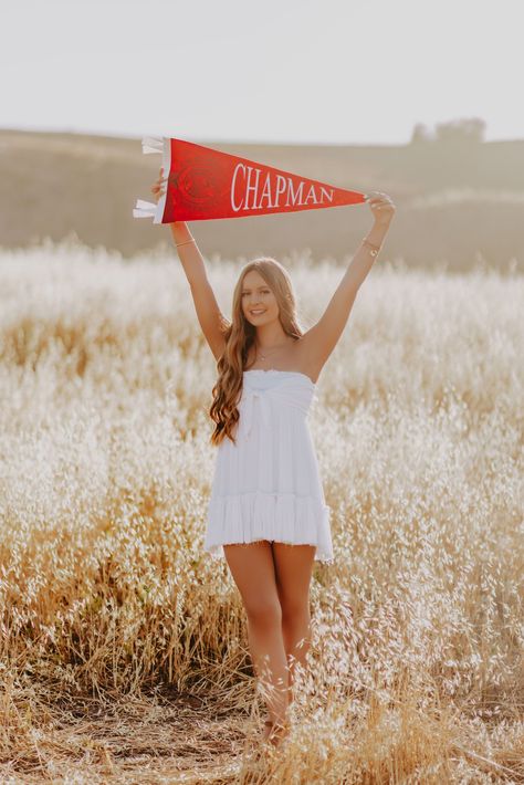 Graduation Photoshoot Ideas, College Announcements, Preppy Pics, Spring Senior Pictures, Grad Picture Ideas, Senior Year Pictures, Cute Senior Pictures, College Photos, Props Ideas