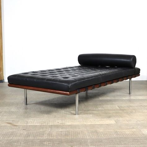 Listed on VNTG.com: Vintage Knoll Barcelona daybed by Ludwig Mies van der Rohe | #vntg #vintage Barcelona Daybed, Ludwig Mies Van Der Rohe, Van Der Rohe, Mies Van Der Rohe, Barcelona Chair, Daybed, Chair And Ottoman, Vintage Design, Vintage Designs