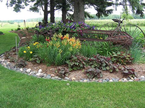 Great way to preserve art of the past by putting the pieces in the Garden~~~ Rustic Landscaping, Landscaping Inspiration, Farmhouse Landscaping, Farmhouse Garden, Garden Yard Ideas, Landscaping With Rocks, Flower Bed, Lawn Decor, Old Farm