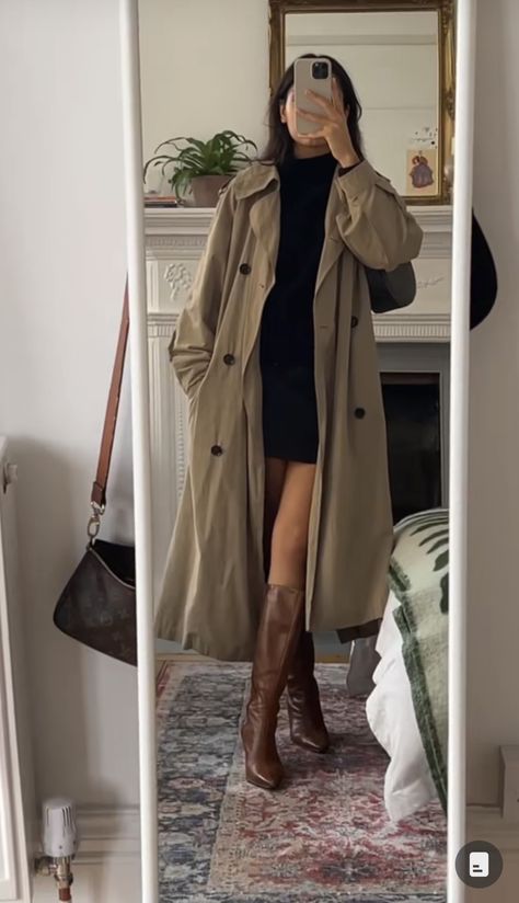 Classy Feminine Fall Outfits, Trench Coat And Boots Outfits, Autumn Outfits Rainy Days, Casual Day Date Outfit, Demure Fashion, Hot Rainy Day Outfit, Trendy Rainy Day Outfits, Trench Coat Outfit Ideas, Chic Tomboy