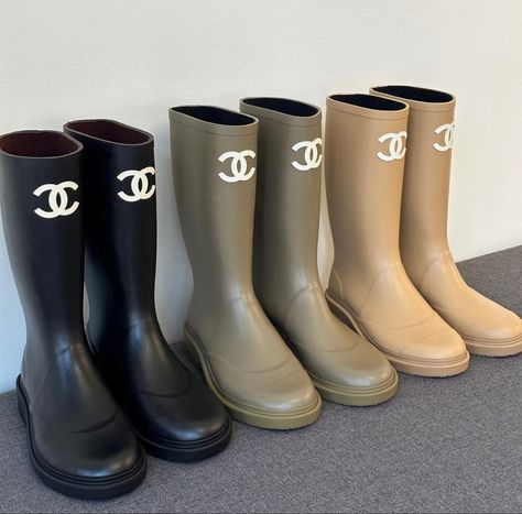 Chanel Winter Boots, Scrubs Aesthetic, Aw23 Fashion, Chanel Rain Boots, Chanel Winter, Fashion Style Inspiration, Boots Luxury, Classy Clothes, Chanel Boots