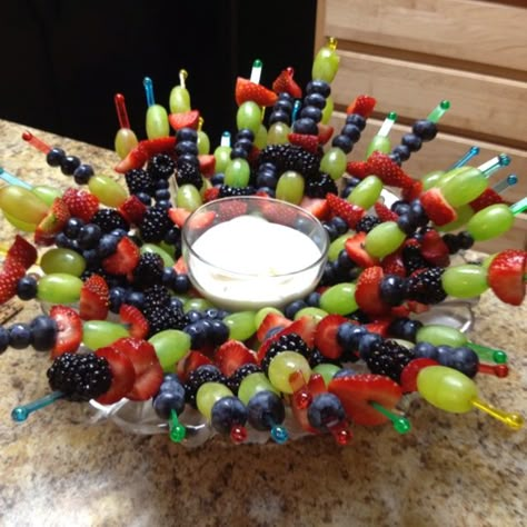 Fruit Skewers Ideas, Skewers Ideas, Fruit Creations, Fruit Platter Designs, Fruit Platters, Fruit Ideas, Fruit Trays, Decorações Com Comidas, Fruit Skewers