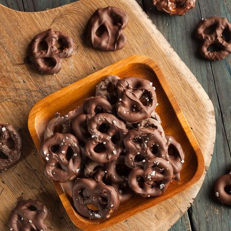 Chocolate Coated Pretzels Coated Pretzels, Chocolate Covered Pretzels Recipe, Sea Salt Chocolate, Covered Pretzels, Pretzels Recipe, Pretzel Sticks, Incredible Edibles, Soft Pretzels, Salty Snacks