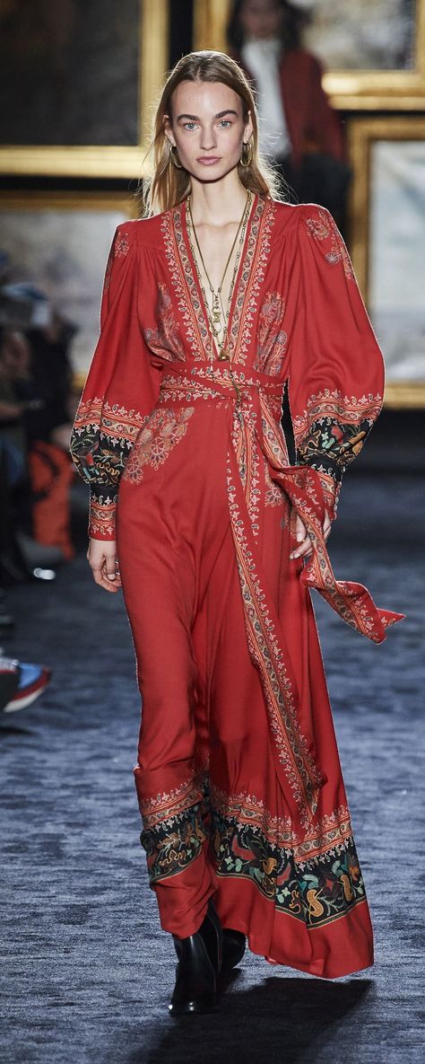 Etro Fall-winter 2020-2021 - Ready-to-Wear - http://www.orientpalms.com/Etro-8075 - ©ImaxTree Boho Sheek, Witchy Wardrobe, Wanderlust Fashion, Classy Dresses, Boho Inspiration, Mode Boho, Fashion Collage, Hippie Chic, Fashion 2020