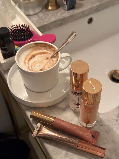 Charlotte Tilbury make up products & cappuchino - Coffee Fashion, Get Ready With Me, Makeup Aesthetic, Pure Happiness, Vogue Beauty, Makeup Obsession, Natural Eye Makeup, Beauty Guru, Creative Makeup