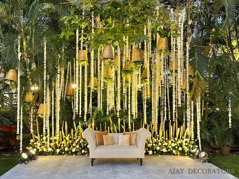 Anniversary Decorations Outdoor, Engagement Backdrop Indian, Traditional Wedding Backdrop, 25th Anniversary Decorations, Engagement Backdrop, Mumbai Wedding, Destination Wedding Decor, Wedding Car Decorations, Mandap Decor