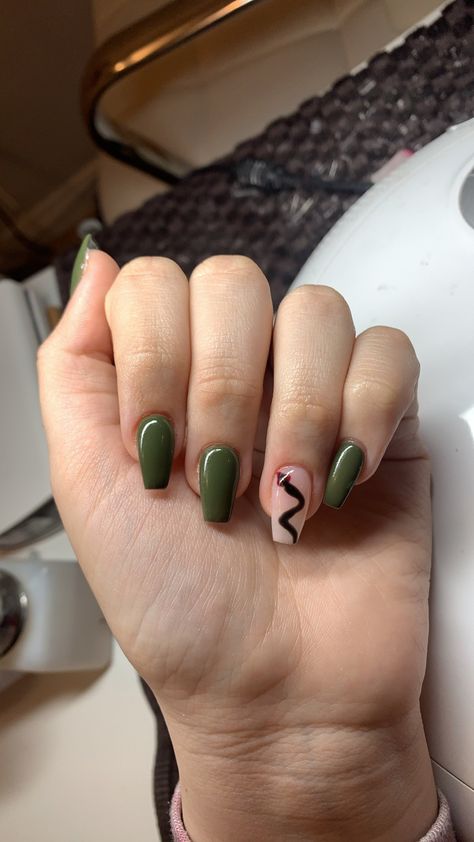 Dark Green Nail Aesthetic, Dark Green Nails Grunge, Dark Green Snake Nails, Black And Sage Green Nails, Green Nails With Snake, Nails With Snake Design, Green Snake Nails, Nails With Snake, Aesthetic Green Nails