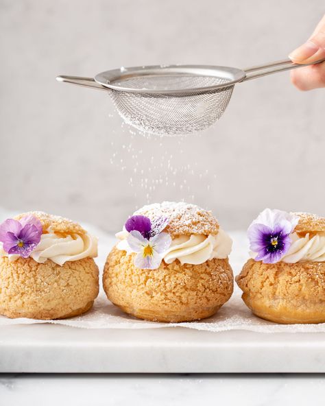 Cream Puff Plating Ideas, Cream Puff Recipes, Cream Puff Plating, Cream Puffs Aesthetic, Profiteroles Plating, Choux Pastry Plating, Cream Puff With Craquelin, Craquelin Cream Puff, Cute Cream Puffs