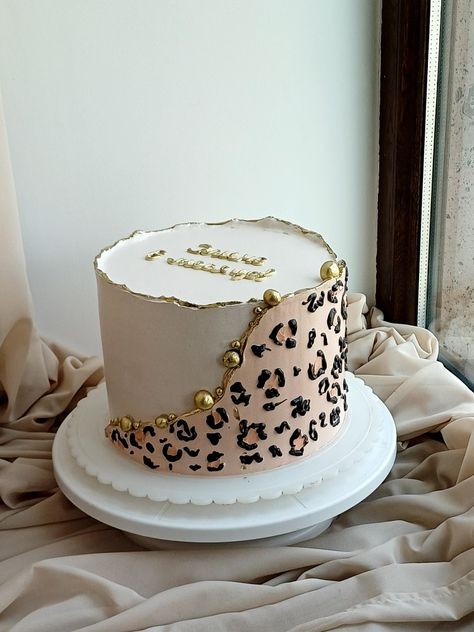 Glamour Cake Birthday, Leopard Cake Ideas, Cute Birthday Cakes For Teens, Leopard Print Birthday Party Ideas, Leopard Print Cakes Ideas, Leopard Birthday Cake, Leopard Print Birthday Cake, Cheetah Birthday Cakes, Cheetah Print Cakes