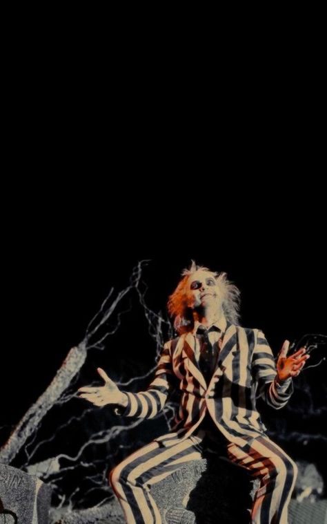 Beetlejuice Wallpaper Aesthetic, Horror Lockscreen, Beetlejuice Wallpaper, Season Wallpapers, Spooky Halloween Wallpaper, Juice Photo, Imprimibles Halloween, Halloween Wallpaper Iphone Backgrounds, Beetlejuice Movie