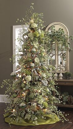 Tree Inspiration, Creative Christmas Trees, Christmas Tree Inspiration, Beautiful Christmas Trees, Colorful Christmas Tree, Christmas Store, Christmas Tree Themes, Traditional Christmas, Tree Ideas