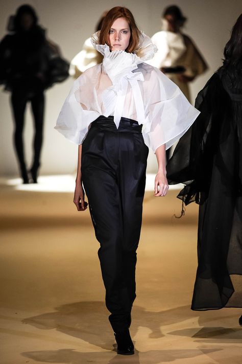 Dramatic menswear look all by Nabil Nayal. Cotton Organdie Kimono blouse with knife pleat ruffle collar. Silk cashmere dinner trouser and cummerbund. Tailoring Details, Ruffle Collar Blouse, Kimono Blouse, Fashion Elements, Knife Pleat, Outfit Chic, Mish Mash, Dramatic Look, Ruffle Collar