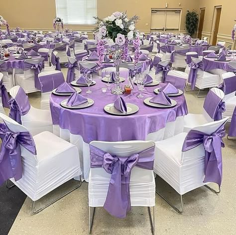 Lilac And Silver Table Decorations, Lavender Party Theme Table Settings, Purple White Party Decorations, Purple Table Arrangements, Lavender Quinceanera Decorations Centerpieces, Lilac White And Silver Party Decor, Lilac Gold And White Party, Table And Chair Set Up For Party, Lavender And Silver Table Setting