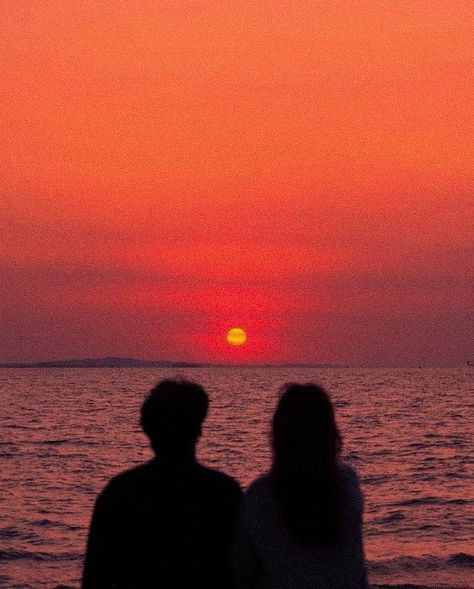 Beach Sunset Painting, Couple Silhouette, Book Background, Couple Painting, Romantic Sunset, Sunset Background, Film Inspiration, Sunset Lover, Aesthetic Painting