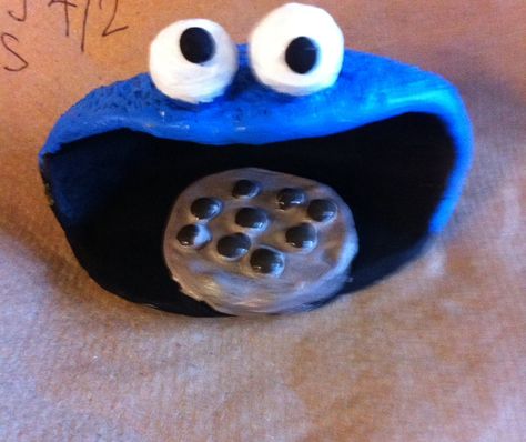 Cookie Monster Pinch Pot Ceramic Pinch Pot Monster, Creature Pinch Pots, Monster Pinch Pot Ideas, Cute Pinch Pot Ideas Easy, Clay Pinch Pot Ideas Pottery, Easy Pinch Pot Ideas, Pinch Pot Creatures, Clay Pinch Pot Ideas, Pinch Pot Monsters