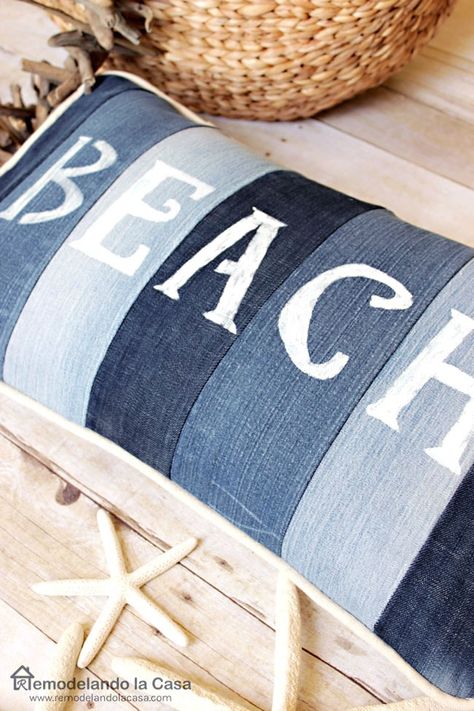 30 Repurposed Jean Project Ideas - Old Jean Pillow cover Hexagon Pillow, Artisanats Denim, Deco Marine, Beach Pillow, Diy Sy, Denim Pillow, Jean Quilt, Blue Jeans Crafts, Beach Pillows